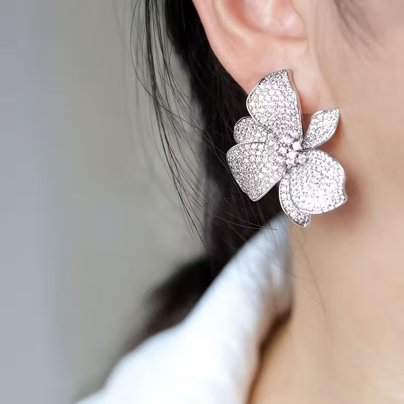 1 Pair Flower Stud Earrings.