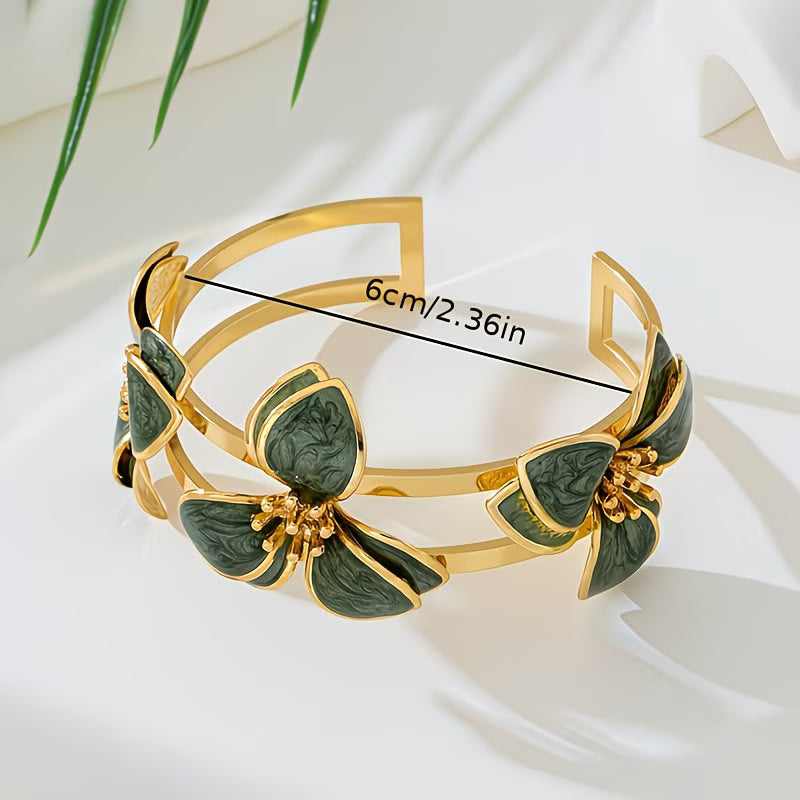 Elegant Green Clover Gemstone Bangle.