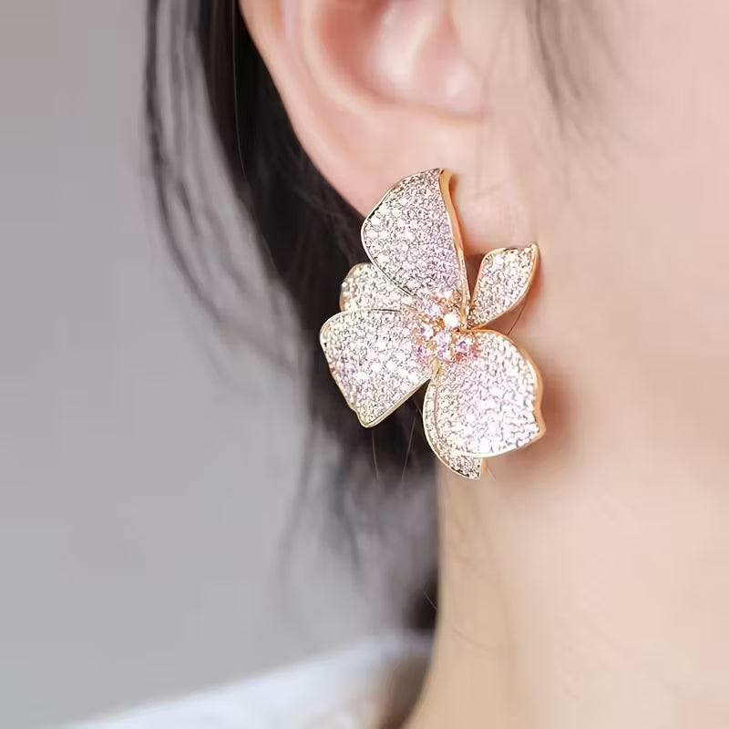 1 Pair Flower Stud Earrings.