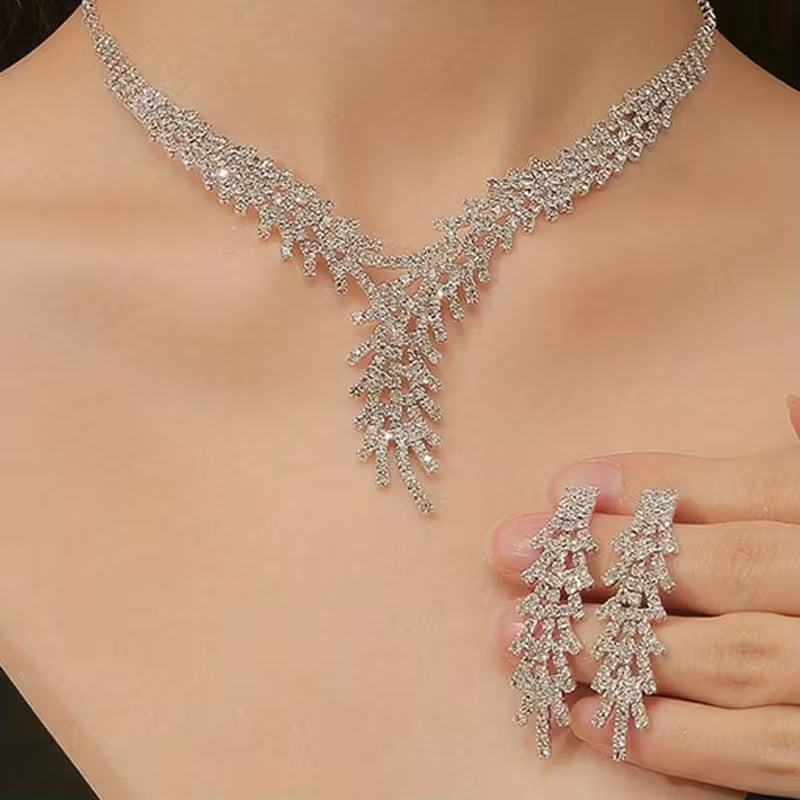 3pcs Claw Chain Rhinestone Necklace Earrings Set.