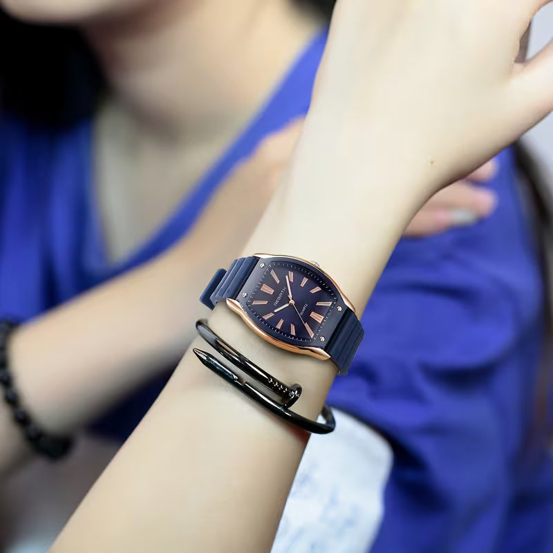 Barrel-Shaped Silicone Strap Quartz Watch.