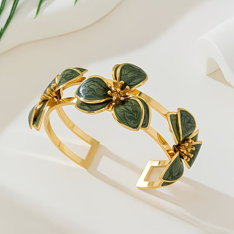 Elegant Green Clover Gemstone Bangle.
