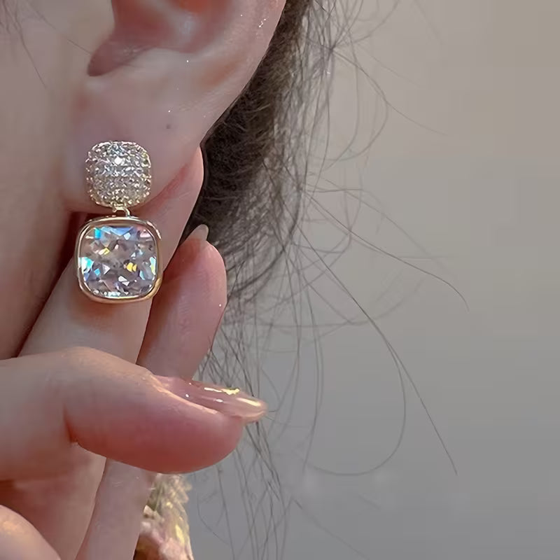 Elegant Vintage Rhinestone Dangle Drops Earrings.
