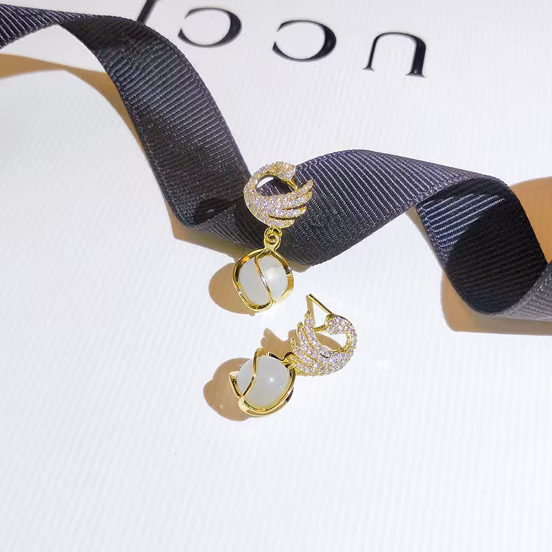 Exquisite Fashion and Creative Swan Eye Pendant Earrings.