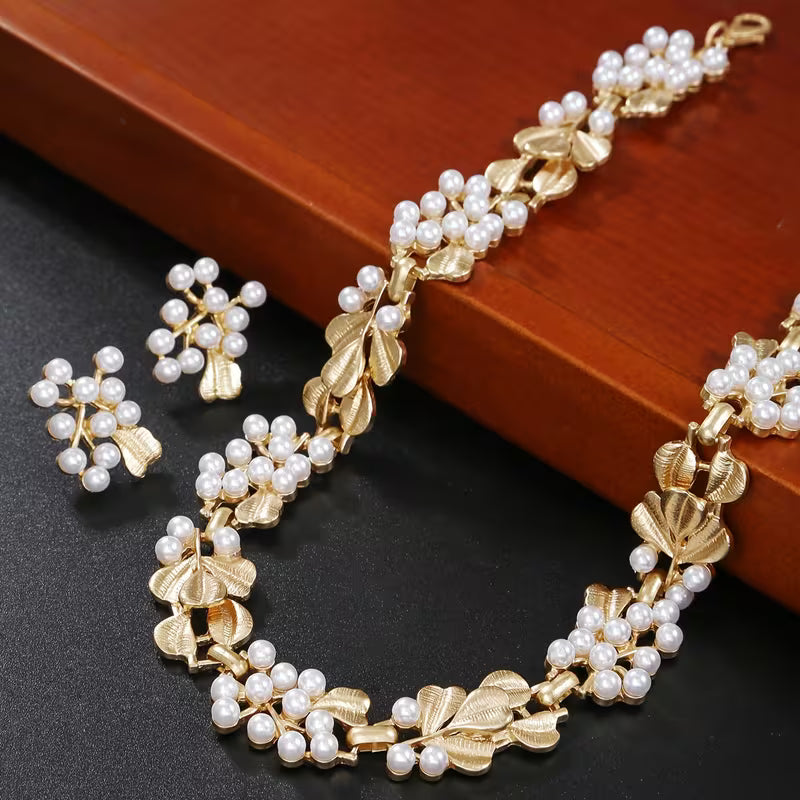 Fashion Floral Patterned Faux Pearl Choker Necklace And Earring Set.