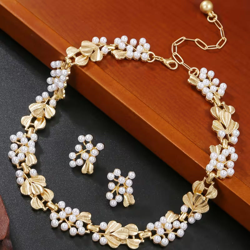 Fashion Floral Patterned Faux Pearl Choker Necklace And Earring Set.
