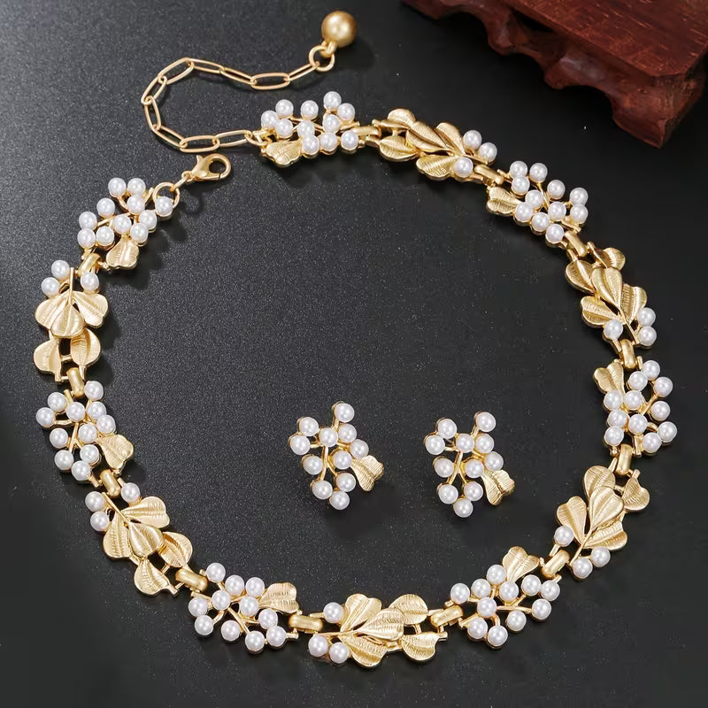Fashion Floral Patterned Faux Pearl Choker Necklace And Earring Set.