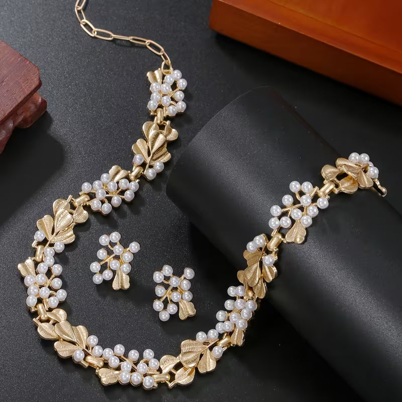 Fashion Floral Patterned Faux Pearl Choker Necklace And Earring Set.