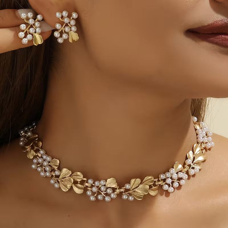 Fashion Floral Patterned Faux Pearl Choker Necklace And Earring Set.