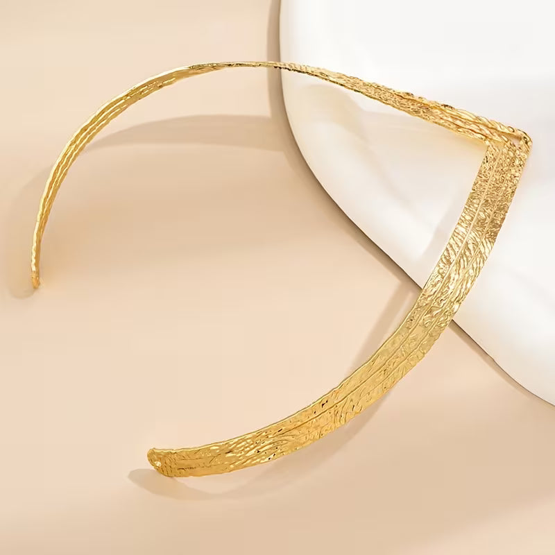 Geometric Golden V-Shaped Collar Necklace Jewelry.