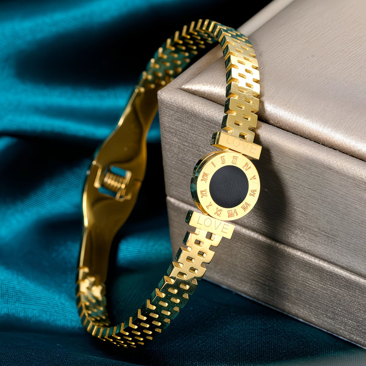 Golden Vintage Watch-Band Bracelet.