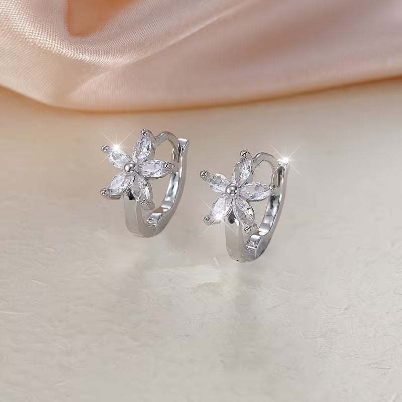Minimalist And Elegant Small Flower Earrings.