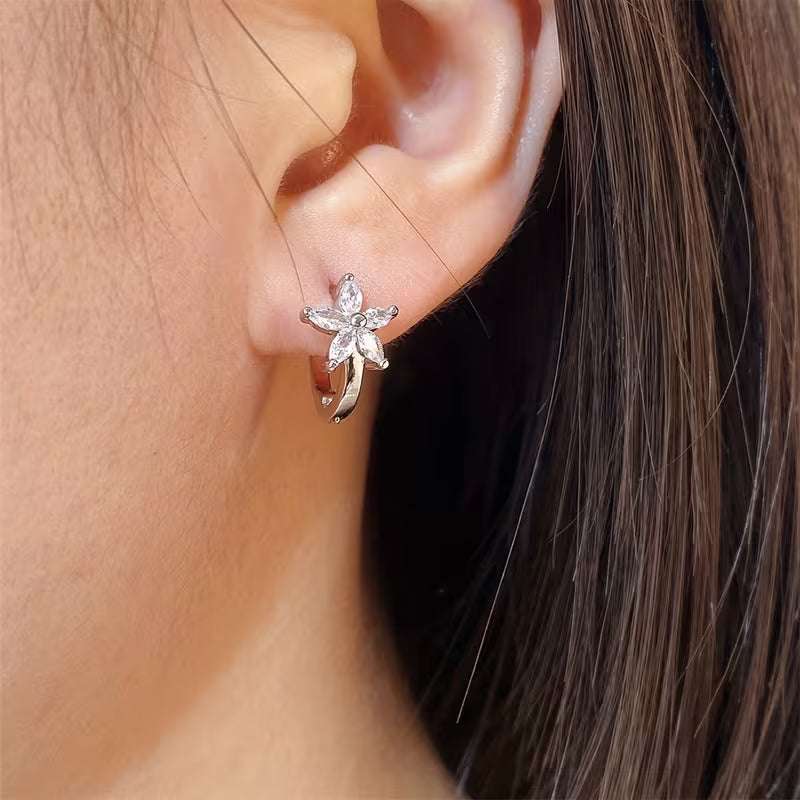 Minimalist And Elegant Small Flower Earrings.
