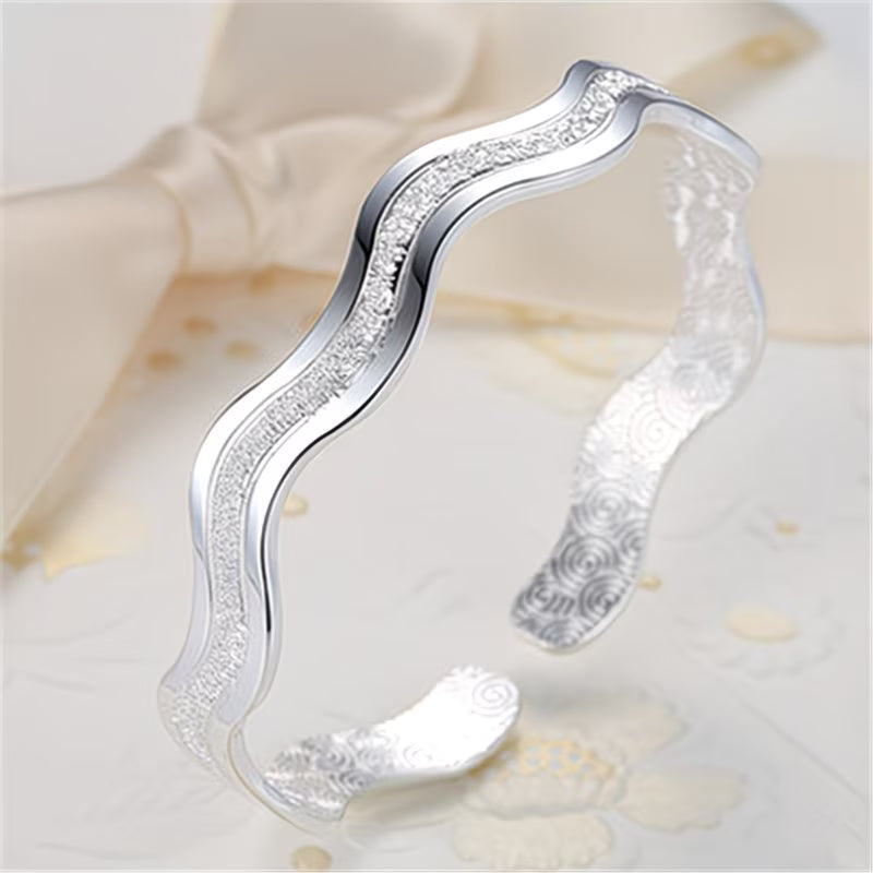 Modern Minimalist "Fluid Curve" Bangle.