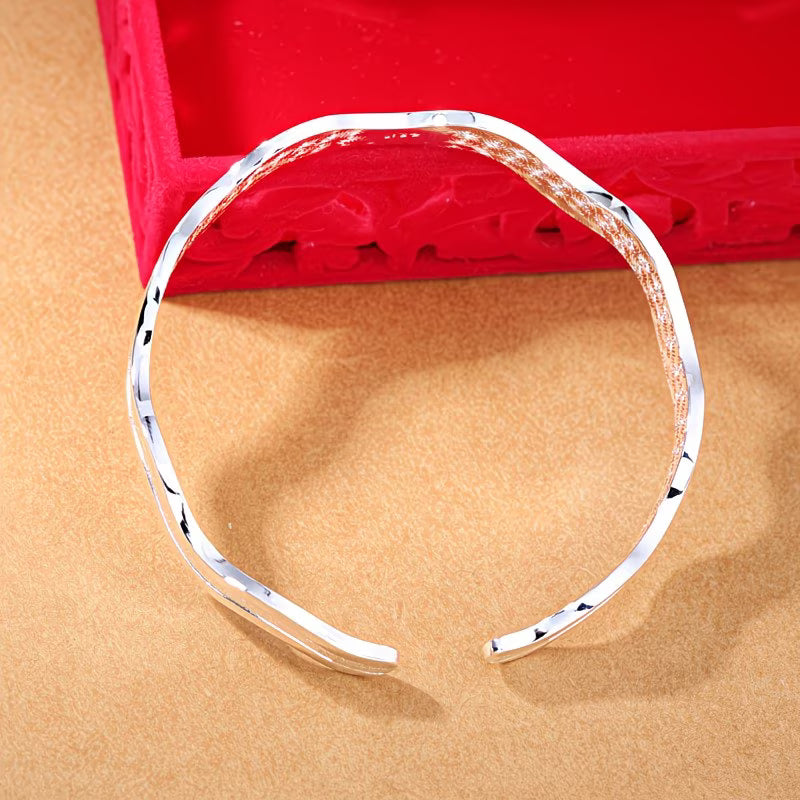 Modern Minimalist "Fluid Curve" Bangle.