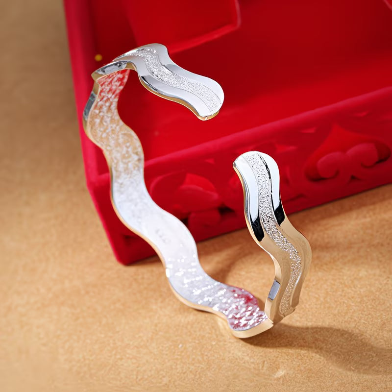 Modern Minimalist "Fluid Curve" Bangle.