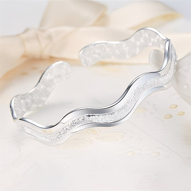 Modern Minimalist "Fluid Curve" Bangle.