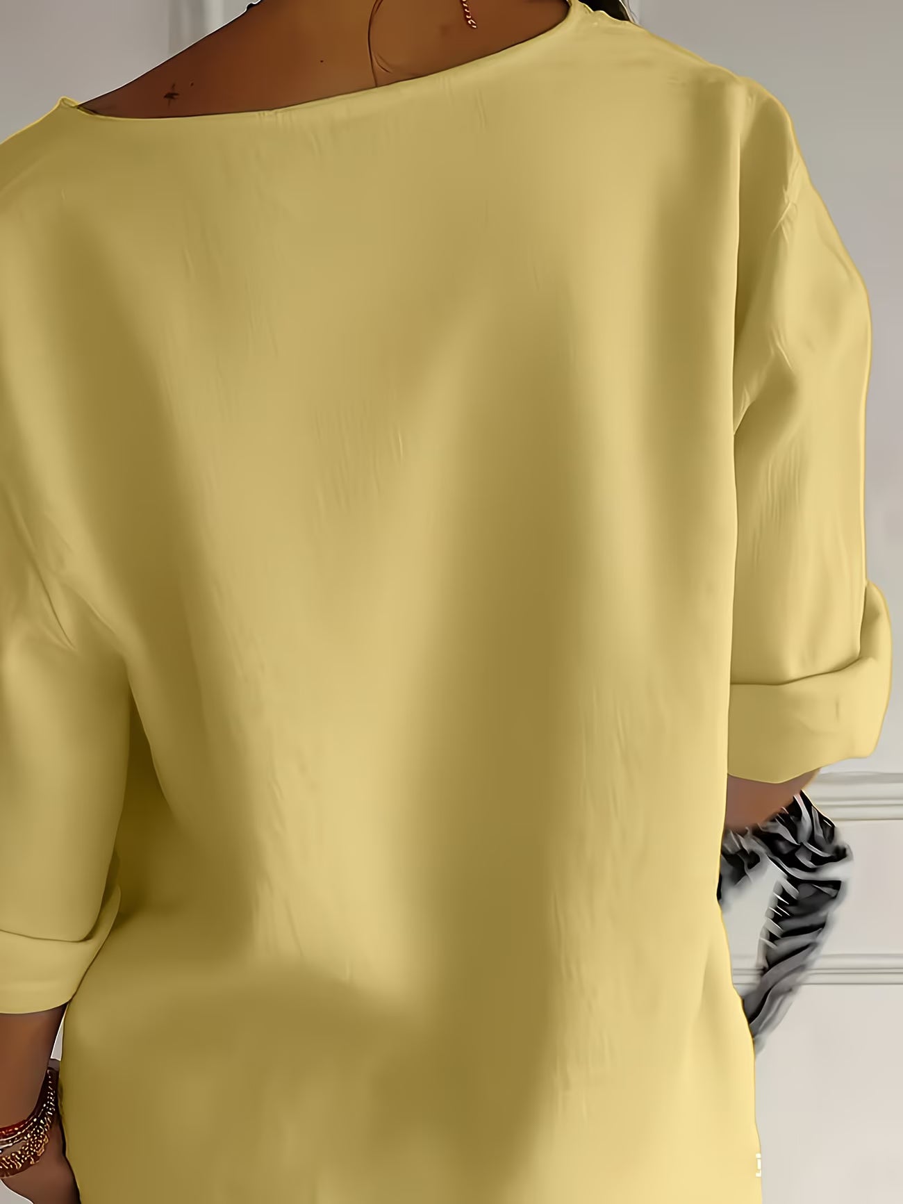 Women’s Elegant Button-Detail Vacation Shirt.